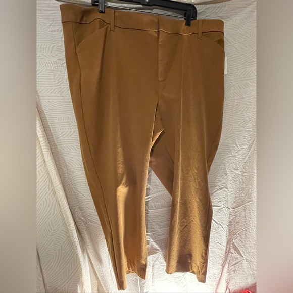 Old Navy Secret Stretch Pixie Pants in Bourbon NWT
Pantone Color - Picture 3 of 6